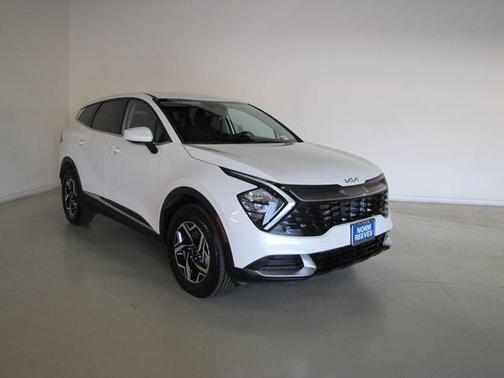 White 2023 Kia Sportage LX