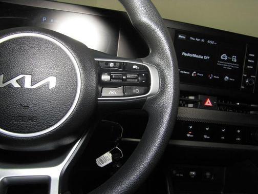 White 2023 Kia Sportage LX