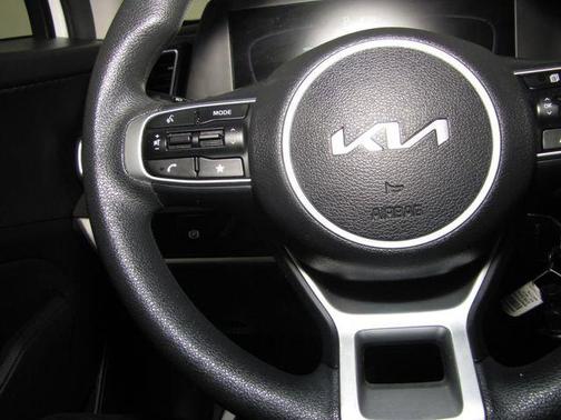 White 2023 Kia Sportage LX