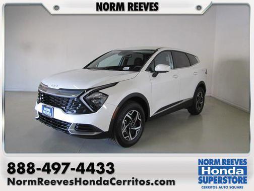 White 2023 Kia Sportage LX