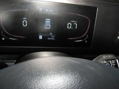 White 2023 Kia Sportage LX
