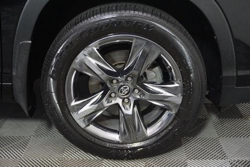 Photo 4 of 32 of 2017 Toyota Highlander Limited