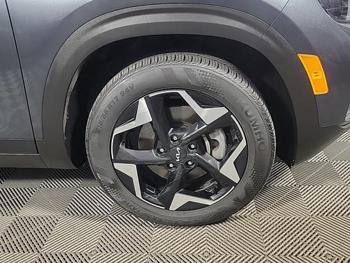 Gravity Gray 2024 Kia Seltos EX