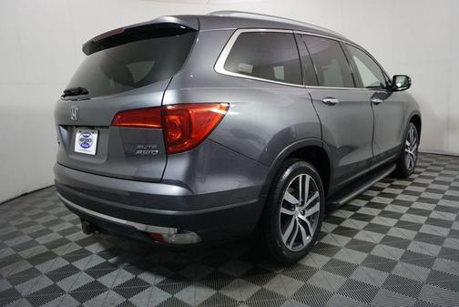 Photo 5 of 34 of 2016 Honda Pilot Elite