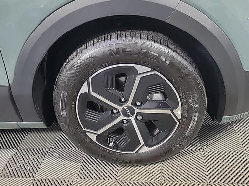 Cityscape Green 2023 Kia Niro EX