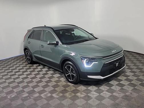 Cityscape Green 2023 Kia Niro EX