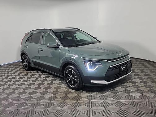Cityscape Green 2023 Kia Niro EX