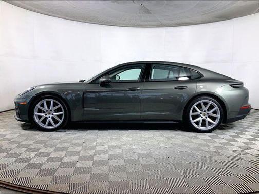 Aventurine Green Metallic 2026 Porsche Panamera