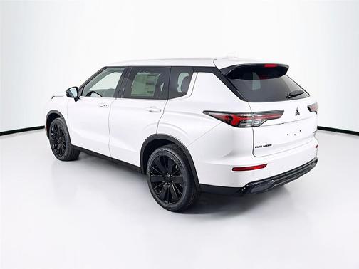 White Diamond 2026 Mitsubishi Outlander LE 1.5T S-AWC