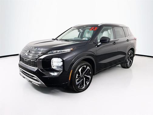 Labrador Black Pearl 2023 Mitsubishi Outlander SEL 2.5 S-AWC