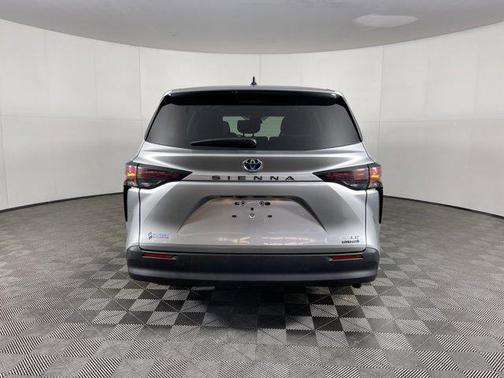 2024 Toyota Sienna LE