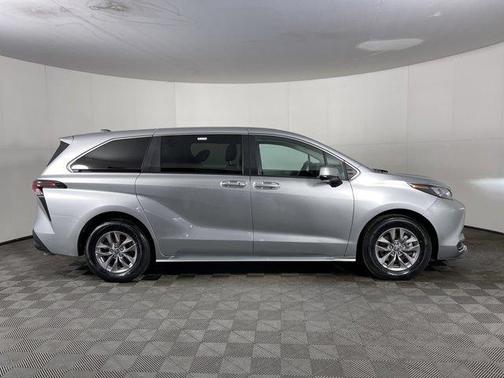 2024 Toyota Sienna LE