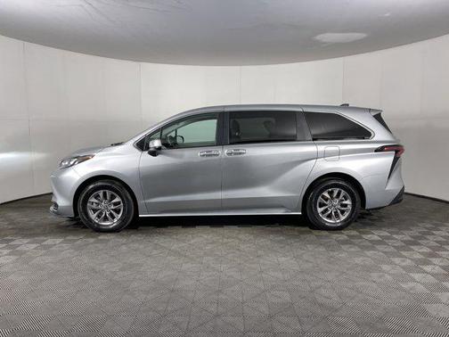 2024 Toyota Sienna LE