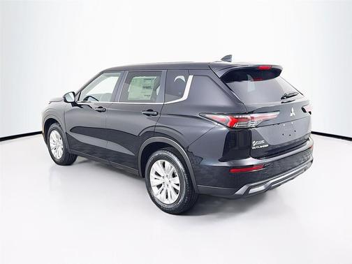 Labrador Black Pearl 2026 Mitsubishi Outlander ES S-AWC