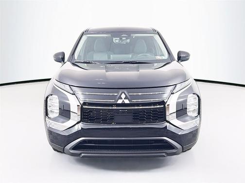 Labrador Black Pearl 2026 Mitsubishi Outlander ES S-AWC