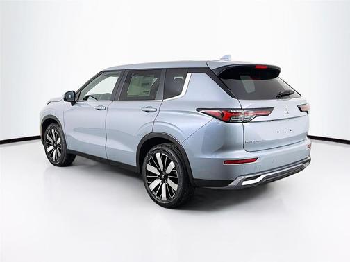 Moonstone Gray Metallic 2026 Mitsubishi Outlander SE 1.5T S-AWC