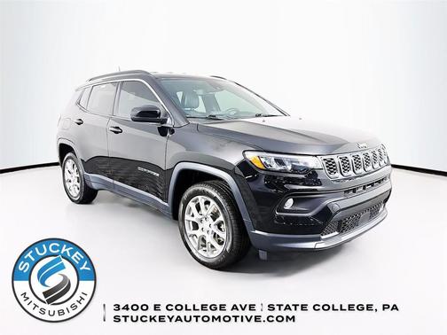 Diamond Black Crystal Pearlcoat 2024 Jeep Compass Latitude Lux