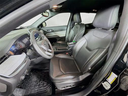 Diamond Black Crystal Pearlcoat 2024 Jeep Compass Latitude Lux