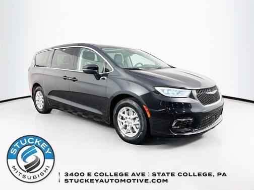 Brilliant Black Crystal Pearlcoat 2023 Chrysler Pacifica Touring L