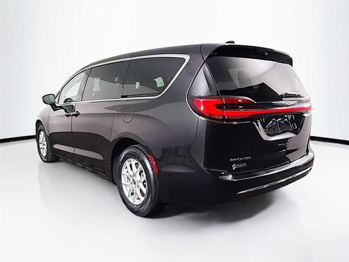 Brilliant Black Crystal Pearlcoat 2023 Chrysler Pacifica Touring L