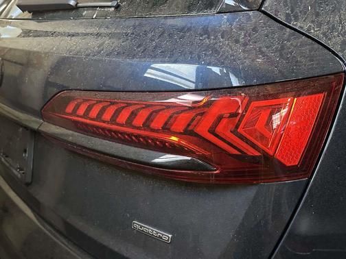 Waitomo Blue Metallic 2023 Audi Q7 45 Premium Plus