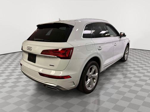Glacier White Metallic 2023 Audi Q5 45 S line quattro Premium