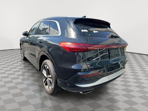 Mythos Black Metallic 2025 Audi Q5 2.0T quattro Premium