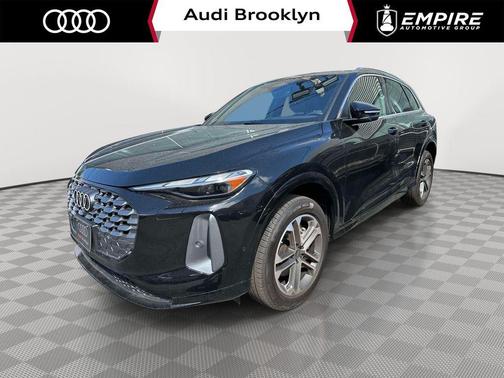 Mythos Black Metallic 2025 Audi Q5 2.0T quattro Premium
