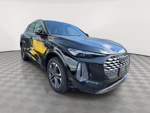 Mythos Black Metallic 2025 Audi Q5 2.0T quattro Premium