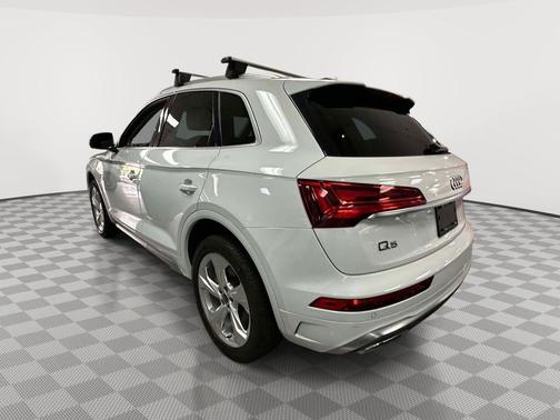 Glacier White Metallic 2023 Audi Q5 45 S line quattro Premium