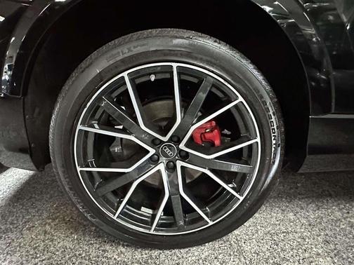 Mythos Black Metallic 2023 Audi Q8 55 Premium Plus