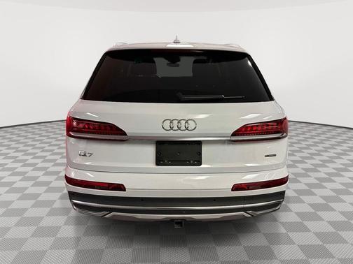 Glacier White Metallic 2023 Audi Q7 45 Premium