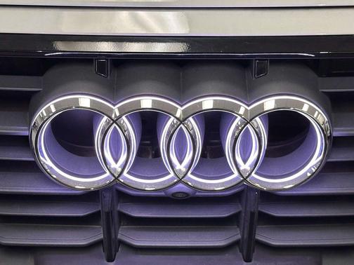 Glacier White Metallic 2023 Audi Q7 45 Premium