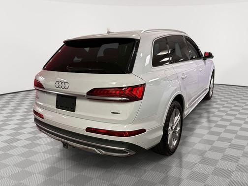 Glacier White Metallic 2023 Audi Q7 45 Premium