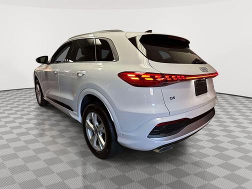 Glacier White Metallic 2025 Audi Q5 2.0T quattro Premium
