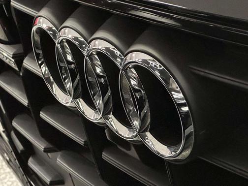 Florett Silver Metallic 2022 Audi Q8 55 Premium Plus