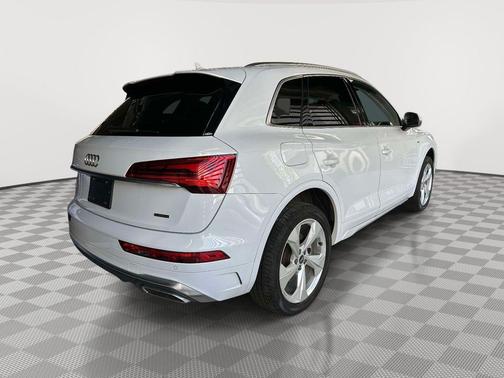 Glacier White Metallic 2023 Audi Q5 45 S line quattro Premium