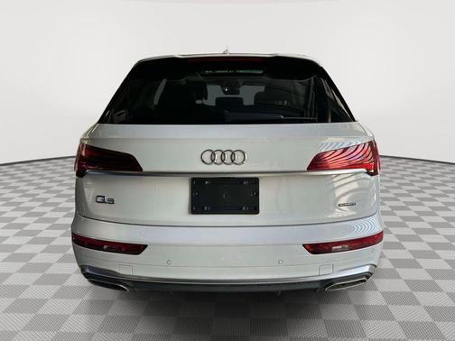Glacier White Metallic 2023 Audi Q5 45 S line quattro Premium