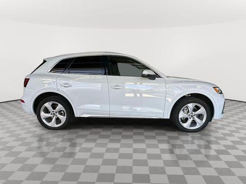 Glacier White Metallic 2023 Audi Q5 45 S line quattro Premium