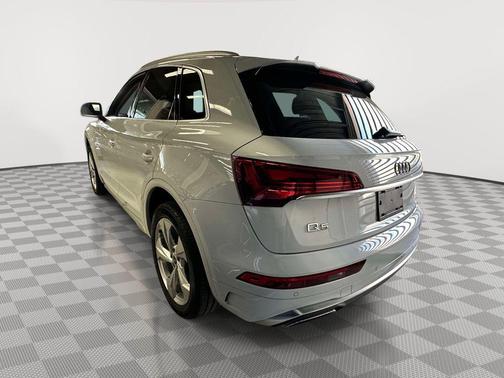 Glacier White Metallic 2023 Audi Q5 45 S line quattro Premium
