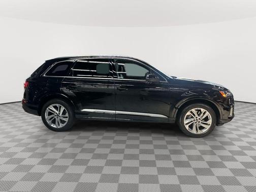 Mythos Black Metallic 2022 Audi Q7 55 Premium Plus