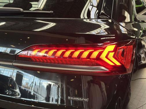 Mythos Black Metallic 2022 Audi Q7 55 Premium Plus