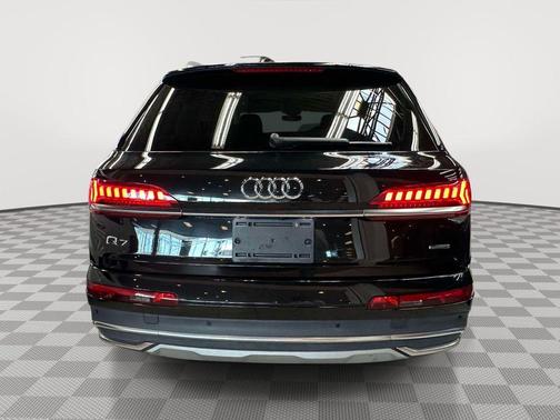 Mythos Black Metallic 2022 Audi Q7 55 Premium Plus