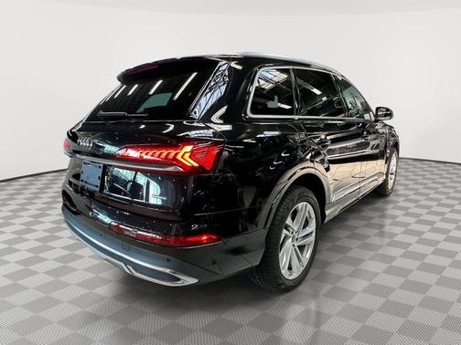 Mythos Black Metallic 2022 Audi Q7 55 Premium Plus