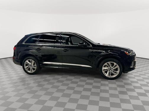 Mythos Black Metallic 2022 Audi Q7 55 Premium Plus