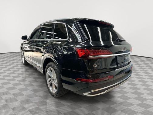 Mythos Black Metallic 2022 Audi Q7 55 Premium Plus