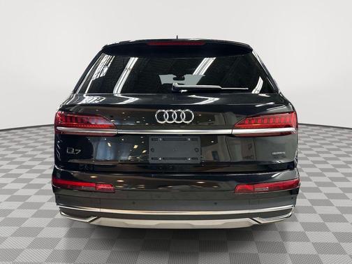 Mythos Black Metallic 2022 Audi Q7 55 Premium Plus