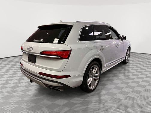 Glacier White Metallic 2025 Audi Q7 55 Prestige