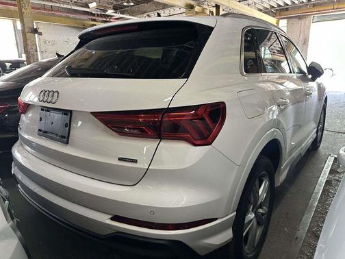 Ibis White 2023 Audi Q3 45 S line Premium