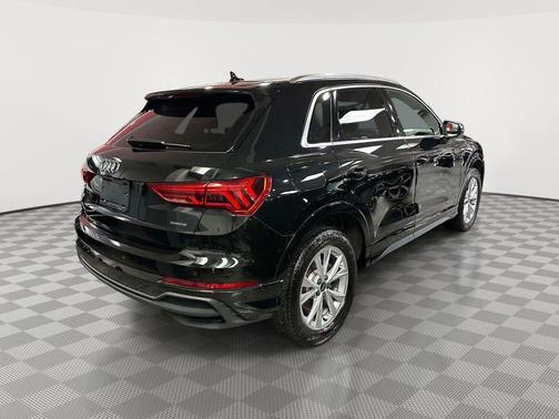 Mythos Black Metallic 2023 Audi Q3 45 S line Premium